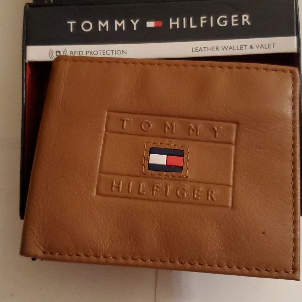 New in box Tommy Hilfiger Resl Leather mens tan wallet